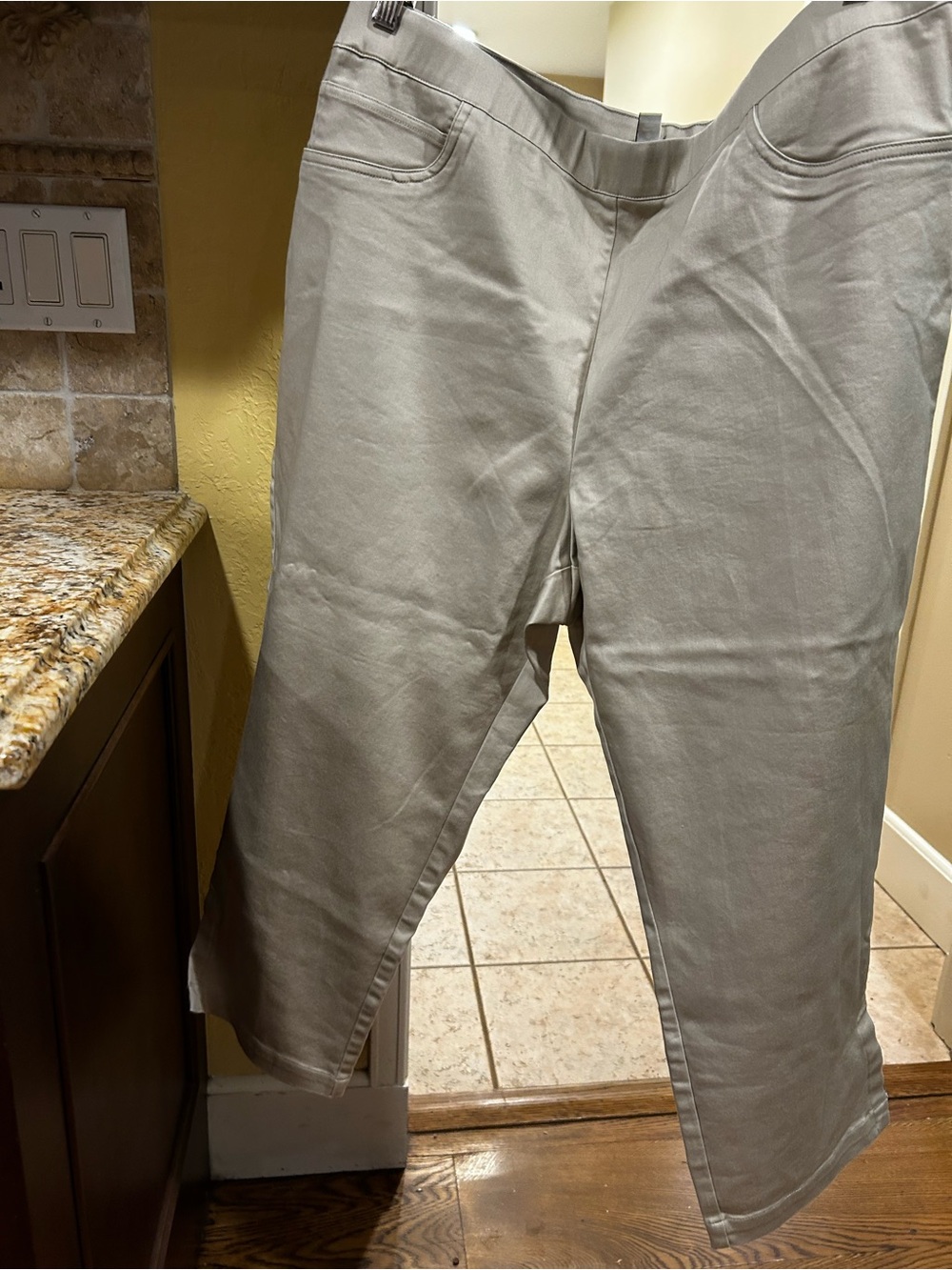 NWOT Appleseed’s capri pants Lt. Khaki tan 98% cotton 2% spandex sz 18 4 pockets